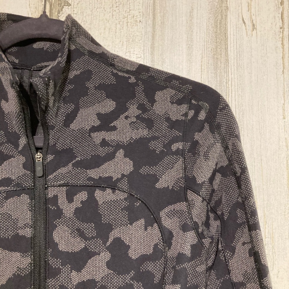 Lululemon Grey Black Camo Run Briskly 1/2 Zip Size 6 - Picture 5 of 13